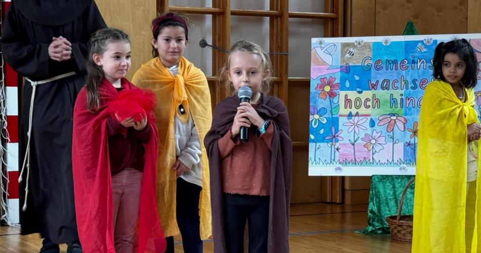 Kinder mit Umhängen