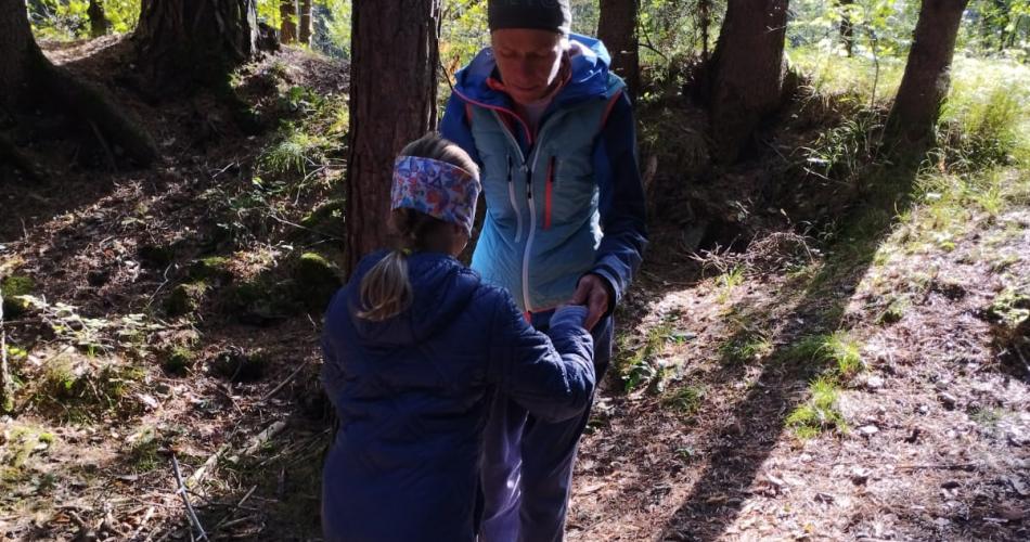 Frau und Kind im Wald