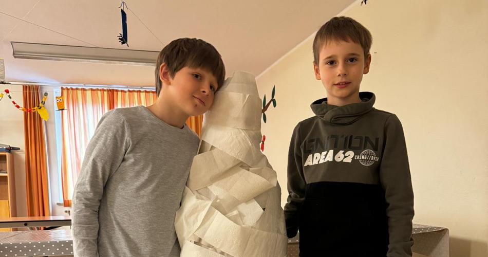 zwei Buben mit Klopapiermumie