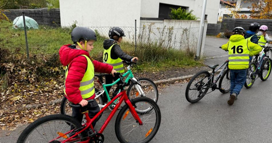 Kinder schieben Fahrräder