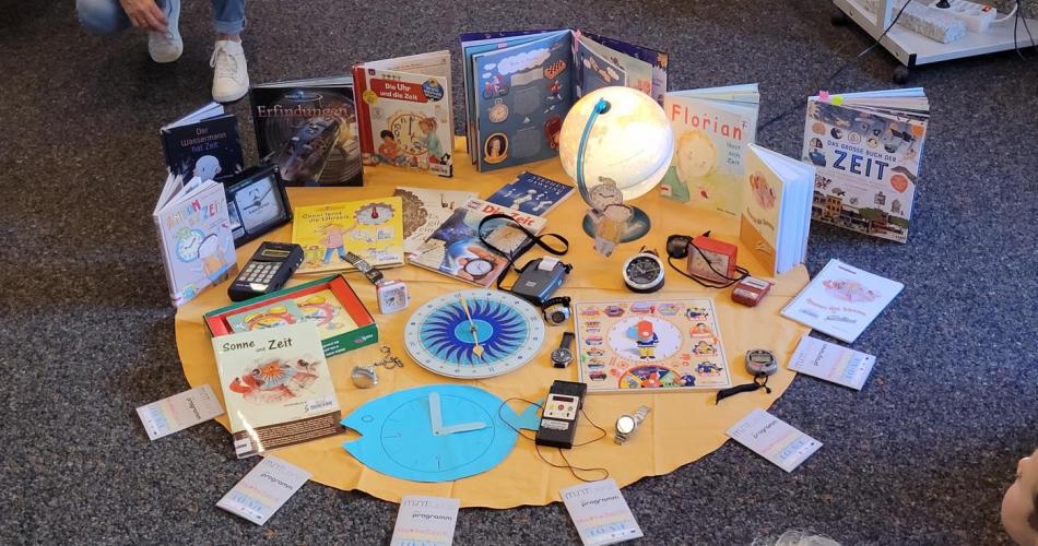 Viele Dinge auf gelbem Tuch