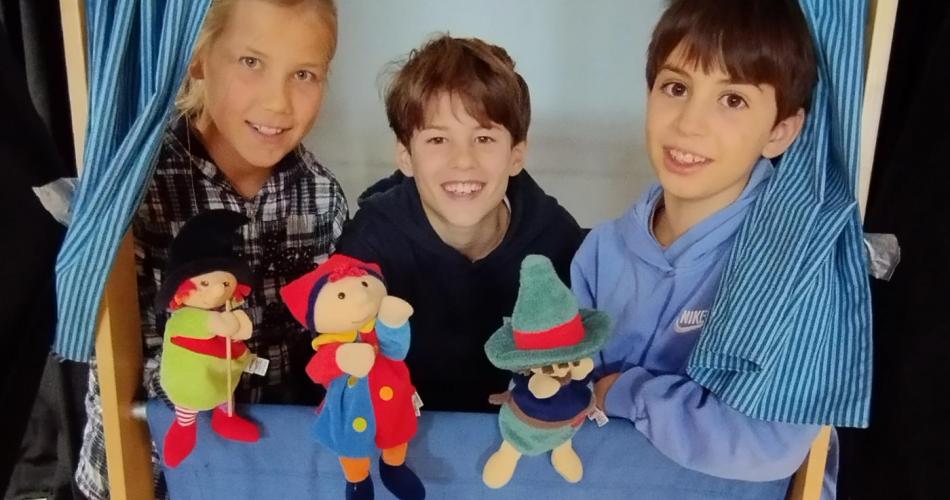 Kinder in Kasperltheater