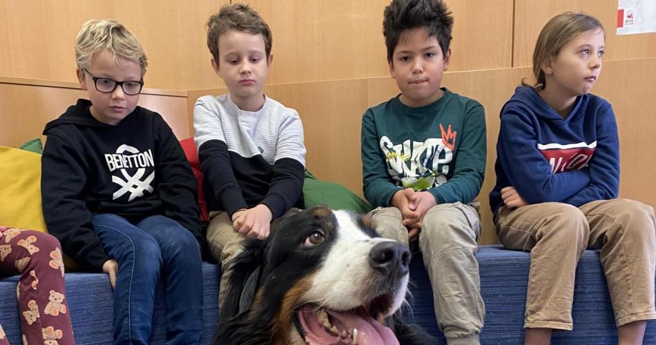 4 Kinder und Hund