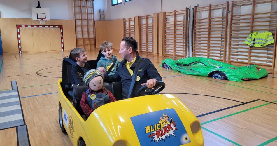 Kinder und Mann in kleinem Auto