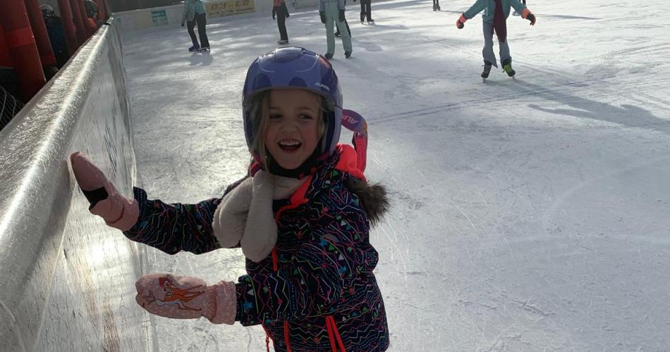 Kind auf Eislaufplatz