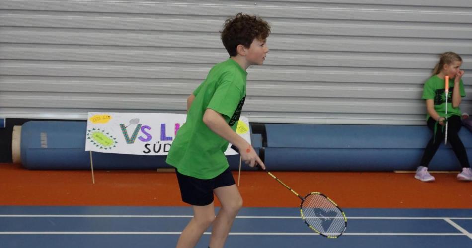Kind spielt Badminton