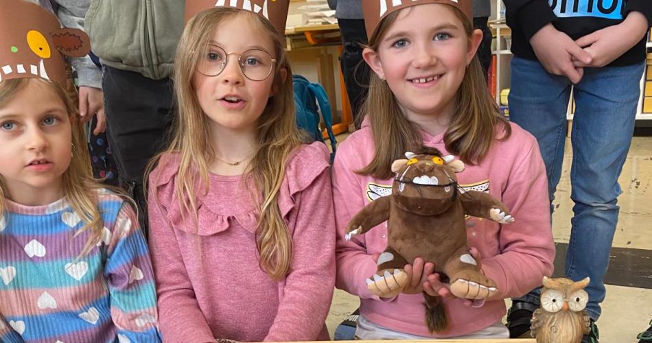 Kinder mit Papierkronen