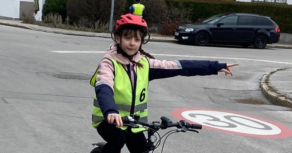 Mädchen auf Fahrrad