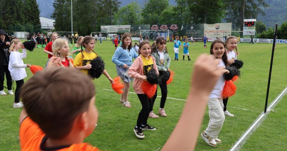 Kinder auf Sportplatz