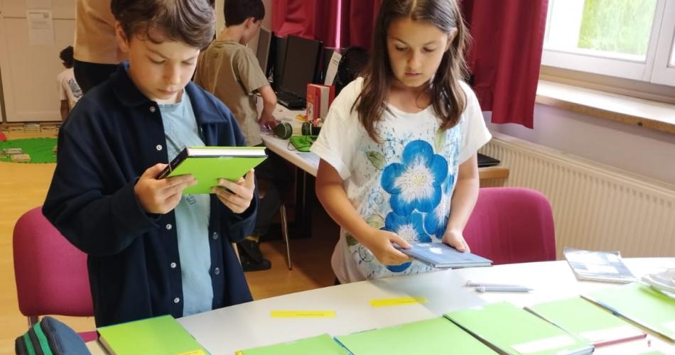 2 Kinder lesen